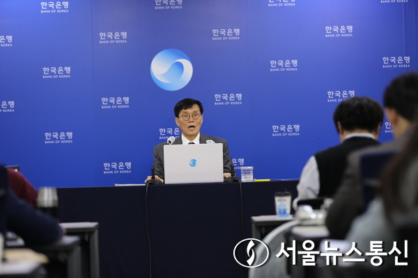 이창용 한국은행 총재가 11일 오전 서울 중구 한국은행에서 가진 ‘통화정책방향’에 대한 기자간담회에 참석해 이날 한은 기준금리를 3.5%로 유지하게 된 배경과 하반기 국내 및 국제시장의 경기 전망에 대해 말하고 있다. 2023.4.11./서울뉴스통신 (사진 신현성기자)