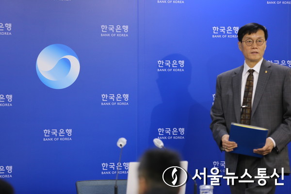 이창용 한국은행 총재가 11일 오전 서울 중구 한국은행에서 가진 ‘통화정책방향’에 대한 기자간담회에 참석해 이날 한은 기준금리를 3.5%로 유지하게 된 배경과 하반기 국내 및 국제시장의 경기 전망에 대해 말하고 있다. 2023.4.11./서울뉴스통신 (사진 신현성기자)