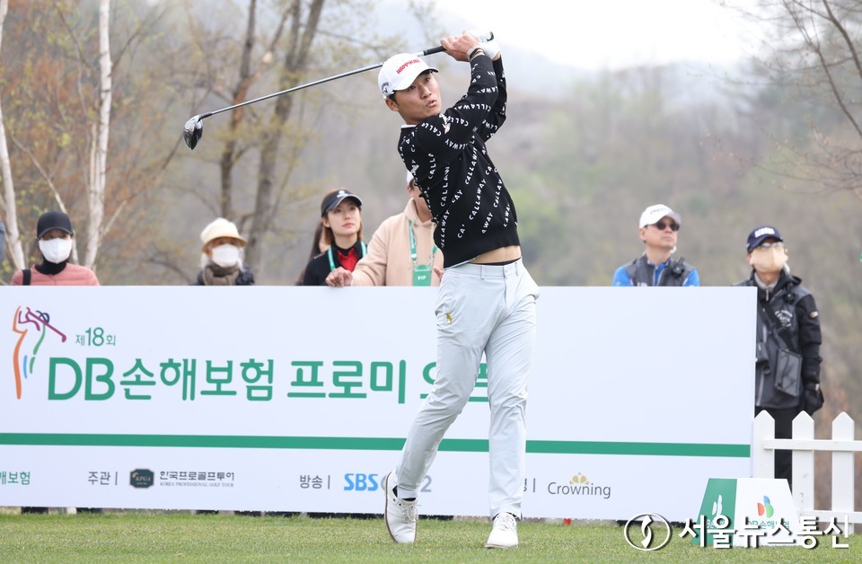 마관우(Happycall,33)가 16일 강원도 춘천 라비에벨 컨트리클럽 올드코스(파72, 7148야드)에서 열리고 있는 KPGA 코리안투어 개막전 DB손해보험 프로미 오픈(총상금 7억 원,우승 1억 4천만원) 4라운드 첫 번째 홀에서 드라이버로 티샷을 하고 있다. 대회조직위는 16일 오후 2시 경 갑작스러운 천둥으로 잠시 경기를 스톱시켰다. 2023.4.16./서울뉴스통신 (사진 이민희 기자)