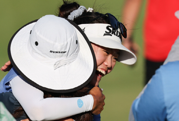 ▲우승 확정 후 어머니와 포옹하는 그레이스 김. (사진=대홍기획 제공)