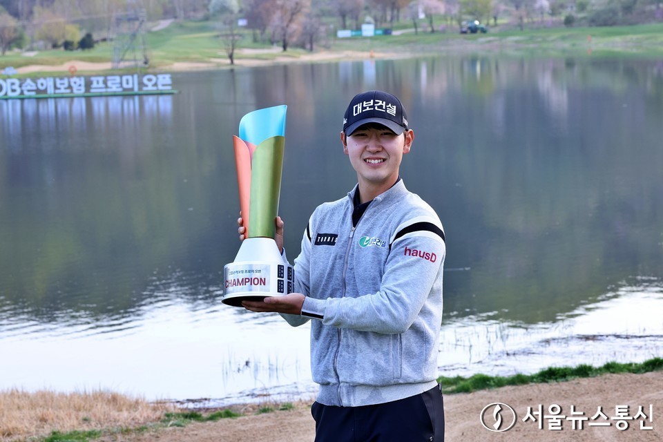 고군택(대보건설,23)이 16일 강원도 춘천 라비에벨 컨트리클럽 올드코스(파72, 7148야드)에서 열린 KPGA 코리안투어 개막전 DB손해보험 프로미 오픈(총상금 7억 원,우승 1억 4천만원)파이널 라운드에서 7언더파 65타를 쳐 최종 합계 20언더파 268타로 우승컵을 들어올렸다. 고군택이 우승컵을 들어올리고 있다. 2023.4.16./서울뉴스통신 (사진 이민희 기자)