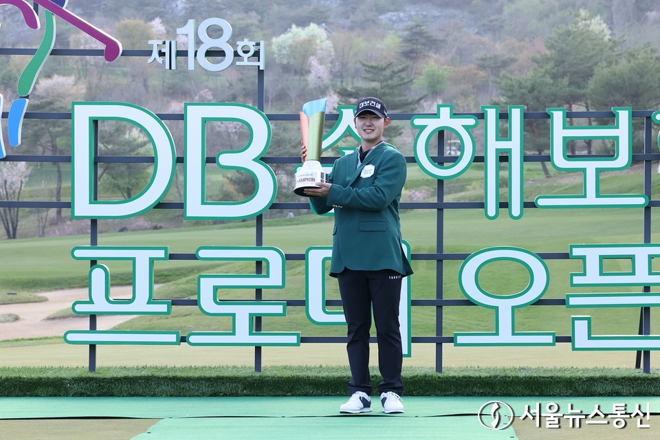 고군택(대보건설,23)이 16일 강원도 춘천 라비에벨 컨트리클럽 올드코스(파72, 7148야드)에서 열린 KPGA 코리안투어 개막전 DB손해보험 프로미 오픈(총상금 7억 원,우승 1억 4천만원)파이널 라운드에서 7언더파 65타를 쳐 최종 합계 20언더파 268타로 우승컵을 들어올렸다. 고군택이 우승컵을 들어올린 후 포즈를 취하고 있다. 2023.4.16./서울뉴스통신 (사진 이민희 기자)