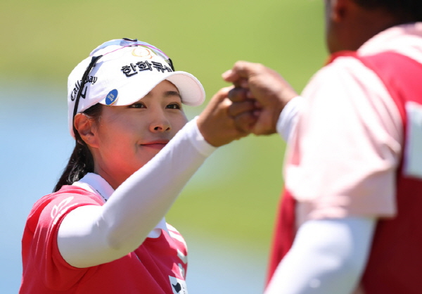 ▲성유진이 14일(현지시간) 미국 하와이주 오아후섬 호아칼레이 컨트리 클럽에서 열린 LPGA 롯데챔피언십 3라운드 2번홀에서 파세이브 후 캐디와 기뻐하고 있다. (사진=대홍기획 제공) 2023.04.15.