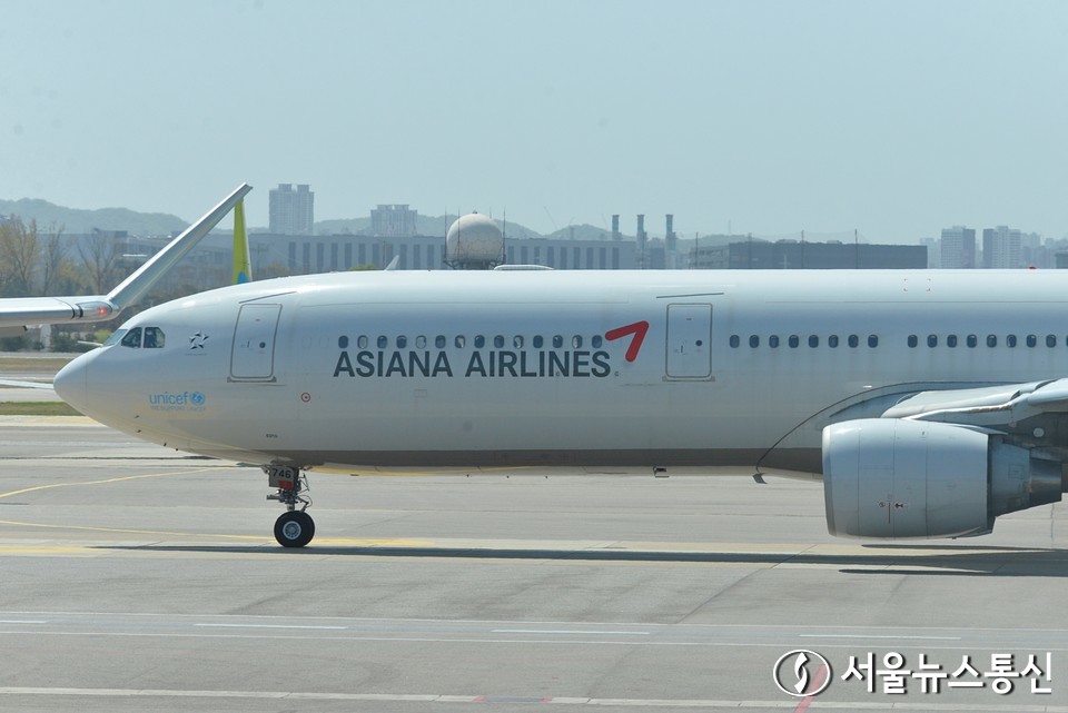 지난 8일 중국발 황사가 김포공항 하늘을 뒤덮은 가운데, 아시아나항공이 계류장에 대기하고 있다. 2023.4.17./서울뉴스통신 (사진 이민희 기자)