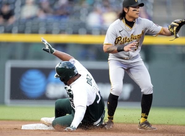 ▲피츠버그 파이어리츠의 배지환이 18일(현지시간) 미 콜로라도주 덴버의 쿠어스필드에서 열린 2023 메이저리그 콜로라도 로키스와의 경기에 유격수로 선발 출전해 1회 말 2루 커버 수비를 하고 있다. 2023.04.19.