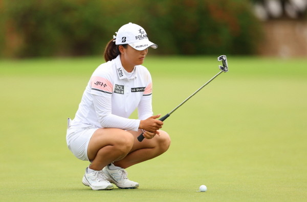 ▲고진영이 5일(현지시간) 싱가포르 센토사 골프클럽 탄종 코스에서 열린 미국 여자프로골프(LPGA) 투어 HSBC 위민스 월드 챔피언십 최종라운드 경기 중 퍼팅 준비를 하고 있다. (사진=LPGA 제공) 2023.03.05.