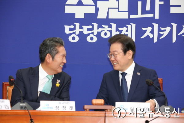 이재명 더불어민주당 대표와 정청래 최고위원이 21일  서울 여의도 국회에서 열린 최고위원회의에서 대화를 나누며 웃고 있다.(2023.04.21) / 사진 = 서울뉴스통신 신현성 기자