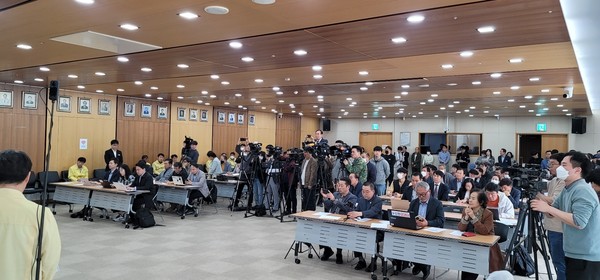 신상진 성남시장 기자회견에 각 언론사들이 열띤 취재 경쟁을 벌이고 있는 장면
