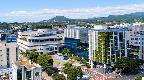 서귀포시는 건설기계관리법에 따라 건설기계조종사 면허를 취득한 자는 10년마다(65세 이상인 경우는 5년마다) 정기적성검사를 받아야 한다.
