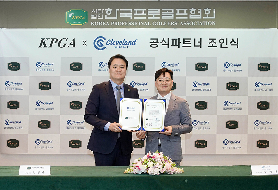 조인식 후 기념촬영에 임한 KGT김병준 대표이사와 (주)넥시스코어 양계홍 대표이사(좌로부터)