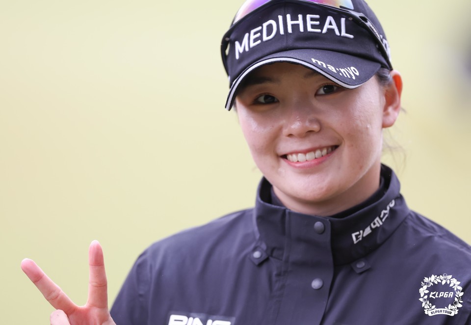 이다연이 크리스 에프앤씨 제45회 KLPGA 챔피언십 3라운드 1번홀에서 버디를 기록하며 기쁜표정으로 홀아웃하고 있다. (KLPGA 사진제공)