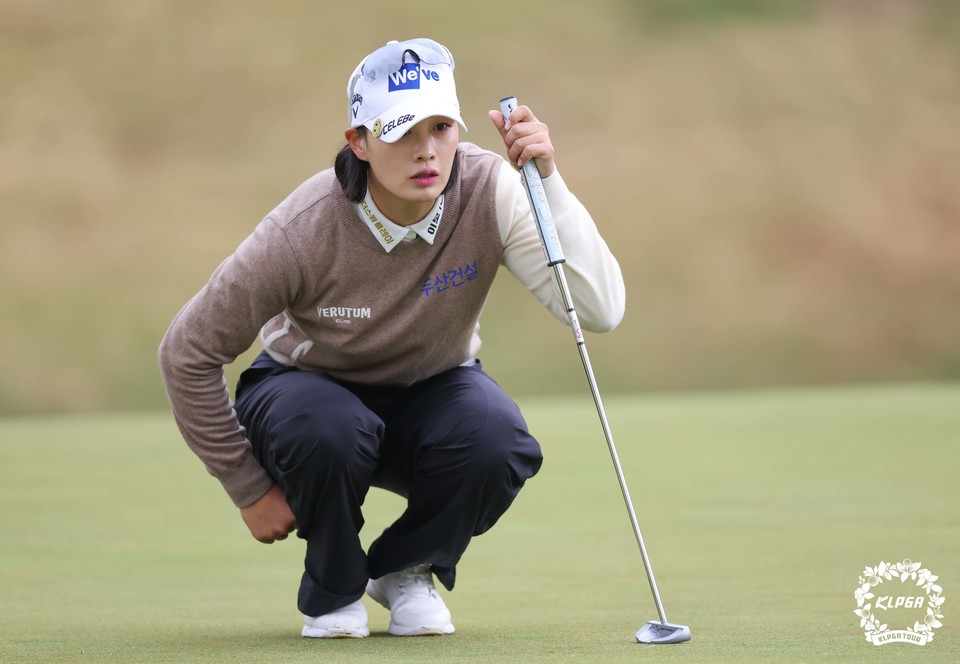 박결이 크리스에프앤씨 제45회 KLPGA 챔피언십 3라운드 5번홀에서 그린을 파악하고 있다. (KLPGA 사진제공)