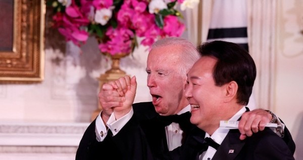 미국을 국빈 방문한 윤석열 대통령 부부가 26일 워싱턴DC 백악관 이스트룸에서 열린 국빈만찬에서 조 바이든 대통령과 함께했다. 국빈만찬에서 양국정상은 건배하고, 특별공연 무대에서 尹대통령은 '아메리칸 파이'를 열창해 기립박수도 받았다. 2023.4.26/사진=윤석열대통령홍보단