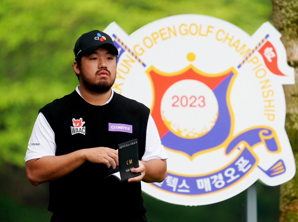 정찬민이 10번홀 티샷 전 코스를 바라보고 있다. (사진 GS칼텍스 매경오픈 조직위원회)