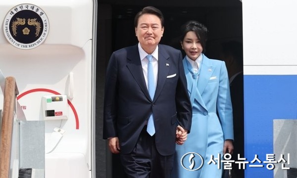 미국 국빈 방문 일정을 마친 윤석열 대통령과 김건희 여사가 지난달 30일 성남 서울공항에 도착해 환영객들에게 손을 들어 인사하고 있다. 2023.4.30/사진=윤석열대통령홍보단 SNS