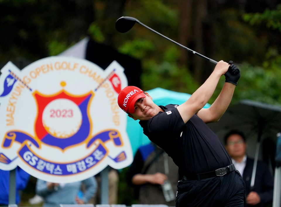경기도 성남시 남서울 컨트리클럽(파71)에서 5일 열린 한국프로골프 GS칼텍스 매경오픈(총상금 13억원) 대회 2라운드에서 장유빈이 10번홀에서 티샷하고 있다. 2023.5.5./서울뉴스통신 (사진 GS칼텍스 매경오픈 조직위원회)