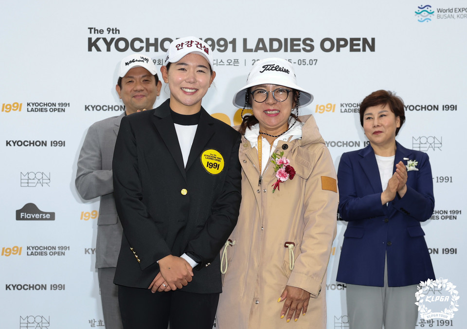 박보겸 제9회교촌1991 레이디스오픈 FR 어머니께 카네이션. (KLPGA 사진 제공)