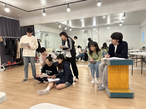 대학로 대표 로맨틱 코미디로 인기몰이 중인 연극 ‘운빨로맨스’가 새로운 12차 캐스팅 라인업을 공개했다.