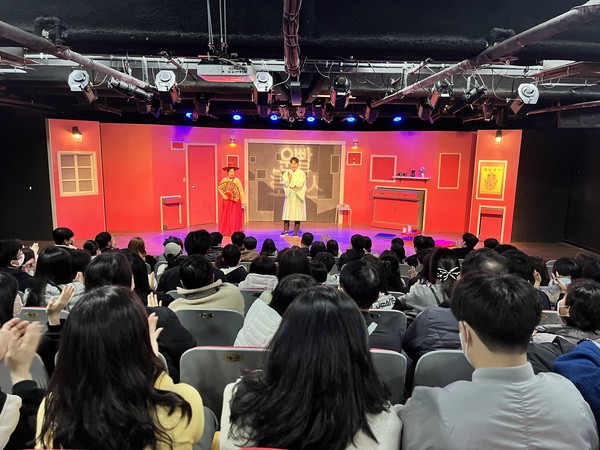 대학로 대표 로맨틱 코미디로 인기몰이 중인 연극 ‘운빨로맨스’가 새로운 12차 캐스팅 라인업을 공개했다.