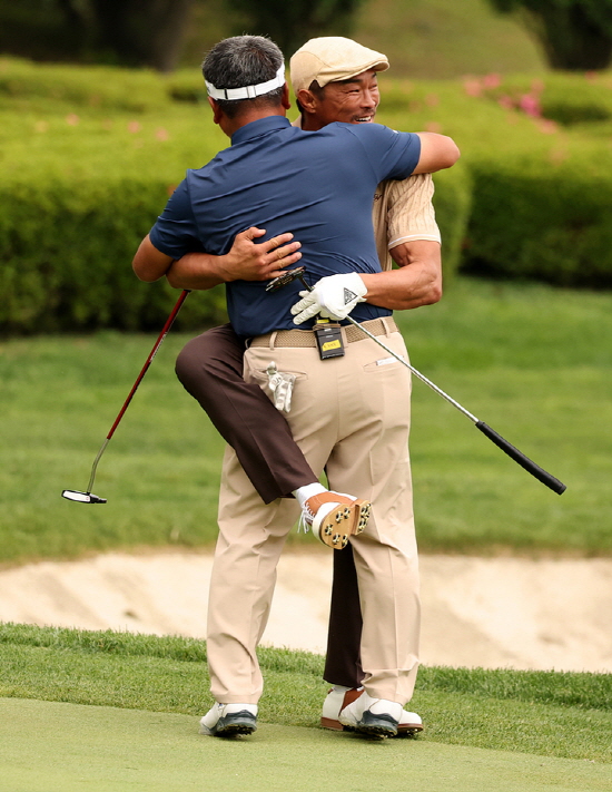 17일 제주도 핀크스골프클럽에서 열린 SK텔레콤 채리티 오픈 with 아메리칸 익스프레스 대회 10번홀에서 추성훈이 보기 퍼팅 성공 후 최경주 프로와 포옹하고 있다. (사진=KPGA 제공) 2023.05.17.