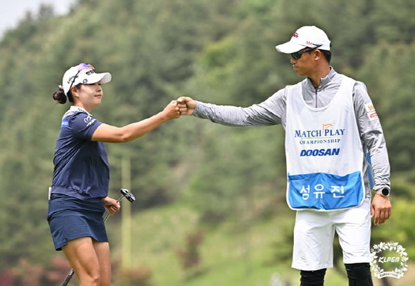 21일 강원 춘천 라데나CC에서 열린 '2023 두산매치플레이 챔피언십' 결승3,4위전, 성유진이 2번홀 버디 세리머니를 하고 있다. (사진=KLPGA 제공) 2023.05.21.