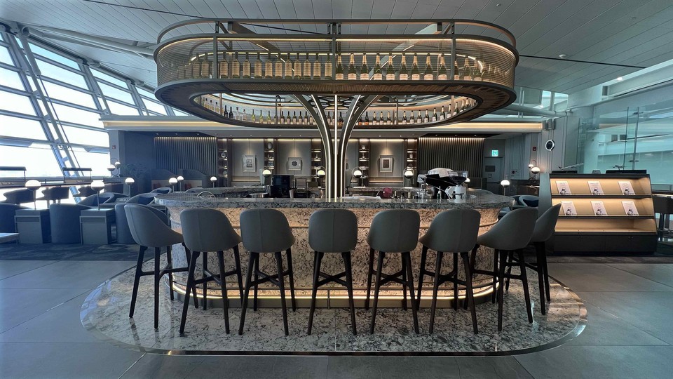 싱가포르항공 실버크리스 라운지 내 바.