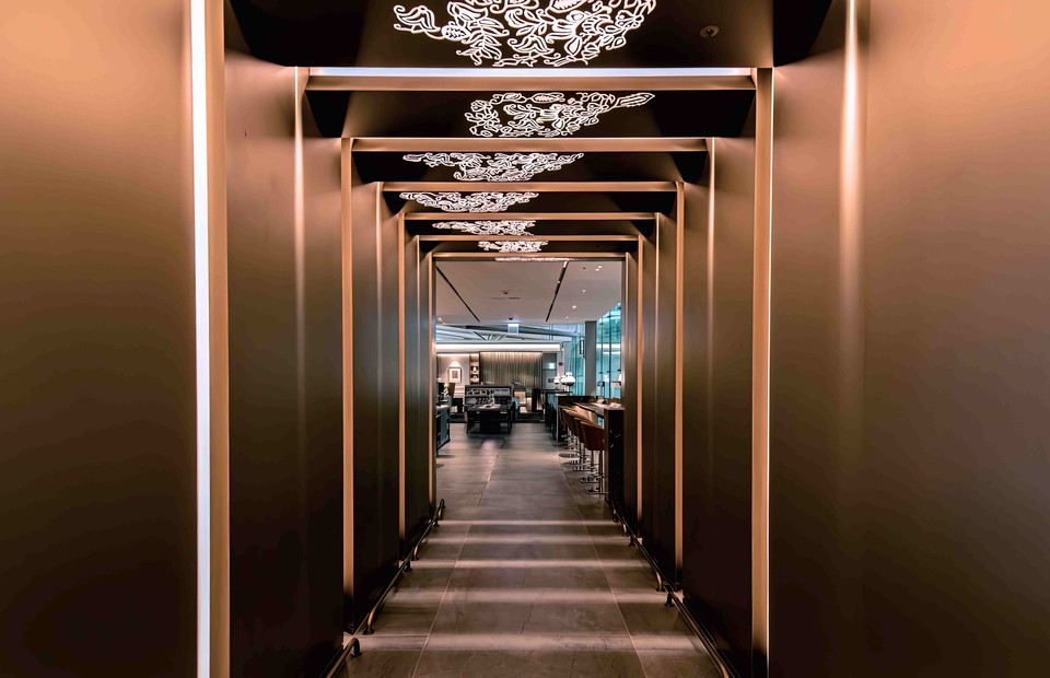 [보도자료 이미지 4] 실버크리스 라운지 내 정교한 바틱 디자인의 복도