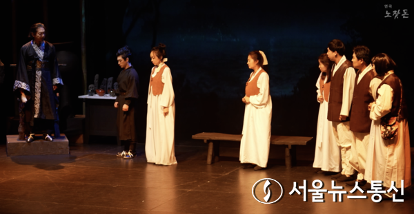 삼신과 사자 '명식', 망자들 (연극 '노잣돈') / 사진 = '극단 민' 제공