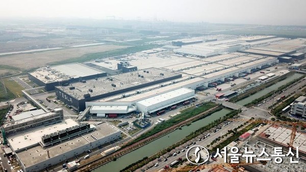 중국 동부 상하이의 린강 특별 지역(상하이) 시범 자유 무역 구역에 있는 테슬라 기가 공장 전경. 신화통신