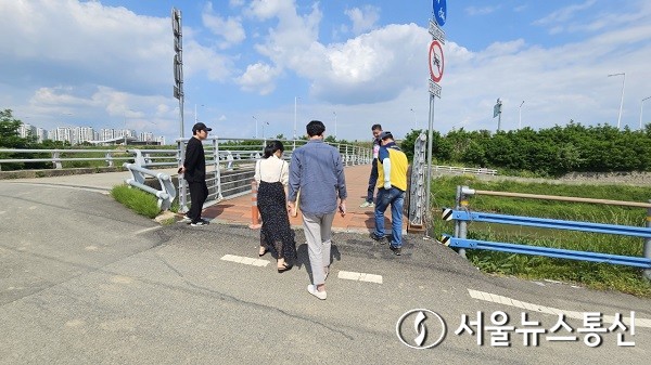 김포시가 지난 해빙기 대비 재난취약시설 안전점검을 하고 있다.