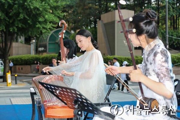 14일 서울에서 열린 '물의 운치(水韻) 장쑤' 문화관광 홍보 행사에서 고쟁∙비파∙얼후(二胡) 합주공연. (사진/신화통신)