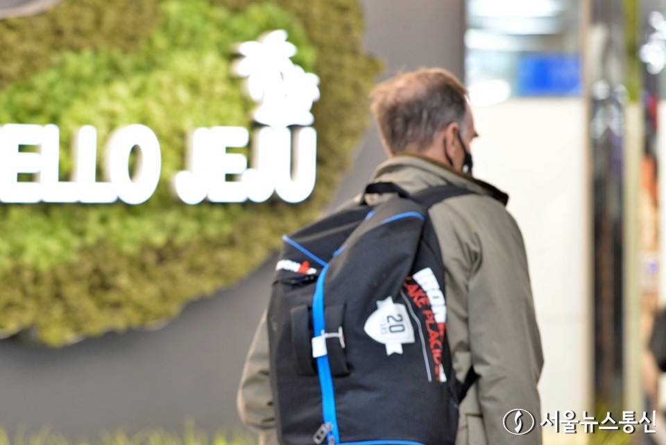 제주도를 방문한 한 외국인이 제주공항 내 출국장을 빠져 나가고 있다. (제주 = 사진 이민희 기자)