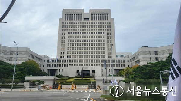마스크 기부천사로 행세하며 납품 대금 24억원을 지불하지 않은 혐의로 기소된 70대 남성에게 대법원이 실형을 확정했다. (대법원 전경) / 사진 = 서울뉴스통신 DB