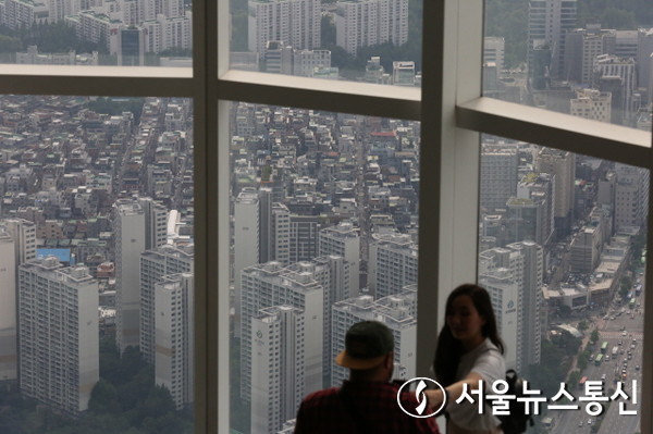 서울 송파구 롯데월드타워 서울스카이에서 바라본 강남권 아파트 단지의 모습. (2023.05.26) / 사진 = 서울뉴스통신 신현성 기자.