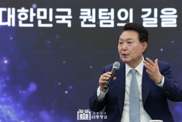 윤석열 대통령이 27일 서울 중구 동대문디자인플라자(DDP)에서 열린 양자과학기술 현재와 미래의 대화에서 발언하고 있다. (사진=대통령실 제공) 2023.06.27.