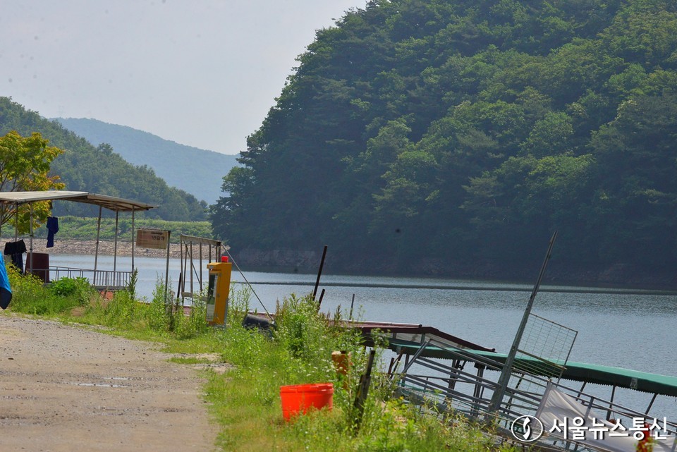 경기도 광주시 도척면 유정낚시터. 녹조에 찌든 물과 영업을 하지 못해 방치된 낚시 집기류들이 덩그러니 흩어져있다. 둘레길을 조성한다는 경기도 관할 지자체 입장과 임차인은 완전 다른 견해를 보인다. 2023.6.30./서울뉴스통신 (사진 이민희 기자)