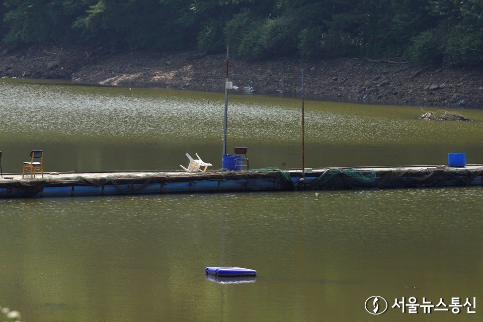 경기도 광주시 도척면 유정낚시터. 녹조에 찌든 물과 영업을 하지 못해 방치된 낚시 집기류들이 덩그러니 흩어져있다. 물에 녹조가 심하게 생긴 형상. 현재 이곳은 팔당 대청호 상수원 수질보전 특별대책지역 1권역으로 지정돼 기존 임차인에게 경기 광주시는 허가를 더 이상 내릴 수 없다는 입장이다. 인근 5km 내 낚시터 3곳은 취재 결과 허가가 다 나서 공정성에 문제가 제기된다. 2023.6.30./서울뉴스통신 (사진 이민희 기자)