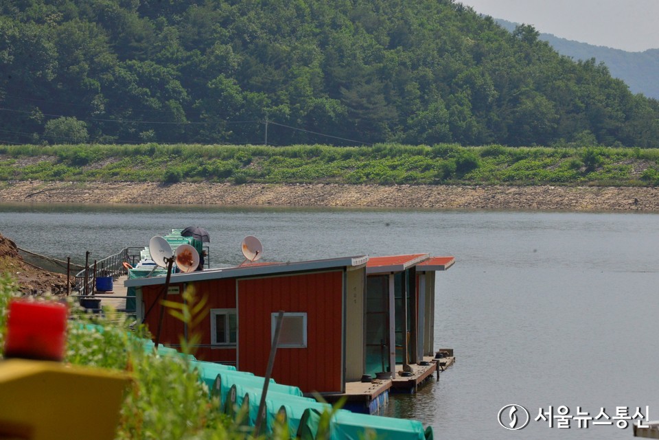 경기도 광주시 도척면 유정낚시터. 녹조에 찌든 물과 영업을 하지 못해 방치된 낚시 집기류들이 덩그러니 흩어져있다. 현재 이곳은 팔당 대청호 상수원 수질보전 특별대책지역 1권역으로 지정돼 기존 임차인에게 경기 광주시는 허가를 더 이상 내릴 수 없다는 입장이다. 인근 5km 내 낚시터 3곳은 취재 결과 허가가 다 나서 공정성에 문제가 제기된다. 2023.6.30./서울뉴스통신 (사진 이민희 기자)