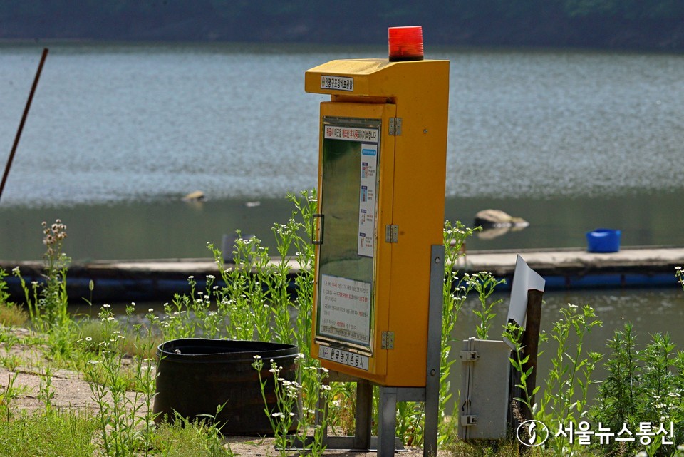 경기도 광주시 도척면 유정낚시터. 녹조에 찌든 물과 영업을 하지 못해 방치된 낚시 집기류들이 덩그러니 흩어져있다. 2023.6.30./서울뉴스통신 (사진 이민희 기자)
