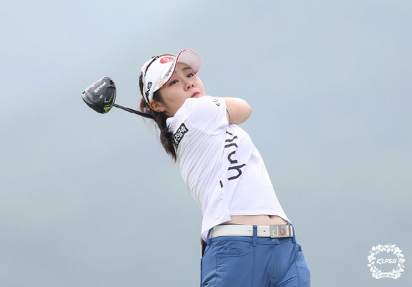 이소영이 2일 강원도 평창에 위치한 버치힐CC에서 열린 '맥콜·모나 용평 오픈 with SBS Golf' 파이널라운드 1번홀에서 티샷하고 있다. (사진=KLPGA/박준석 제공) 2023.07.02.