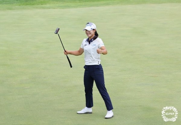 고지우 맥콜모나용평오픈withSBSGOLF FR 18번홀 우승 확정후 환호 포옹. 2023.07.02. (사진=KLPGA 제공)