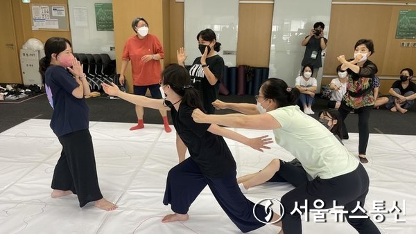 교원 대상 연수로 '몸의 감각을 안내하는 예술교육 촉진자로서의 교사' 현장 사진. (2023.07.04) / 사진 = 한국문화예술교육진흥원