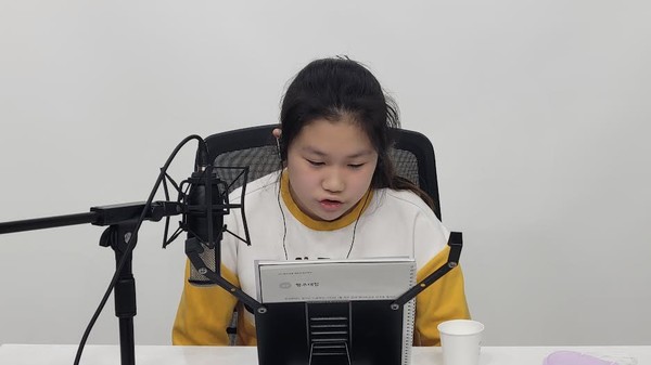 스튜디오에서 녹음하는 어린이/사진=고양시