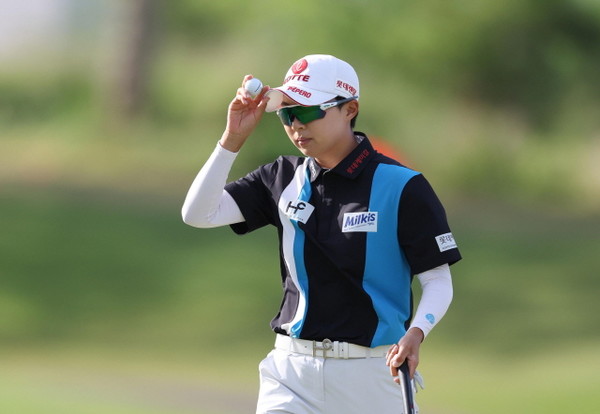 12일(현지시간) 하와이 오하우섬 호아칼레이CC에서 열린 LPGA 투어 2023 롯데 챔피언십 1라운드 11번홀에서 김효주가 버디 성공 후 홀아웃 하고 있다. (사진=대홍기획 제공) 2023.04.13.