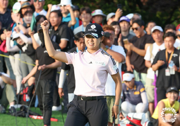 9일 경기 포천 대유몽베르CC에서 열린 '대유위니아-MBN 여자오픈'에서 우승을 차지한 황유민이 환호하고 있다. (사진=KLPGA 제공) 2023.07.09.