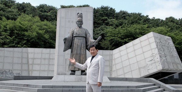 김용서 수원미래희망회장이 인터뷰에 앞서 신풍배수지 부지 위에 오랜시간 방치돼있던 정조대왕 동상 앞에서 포즈를 취했다.