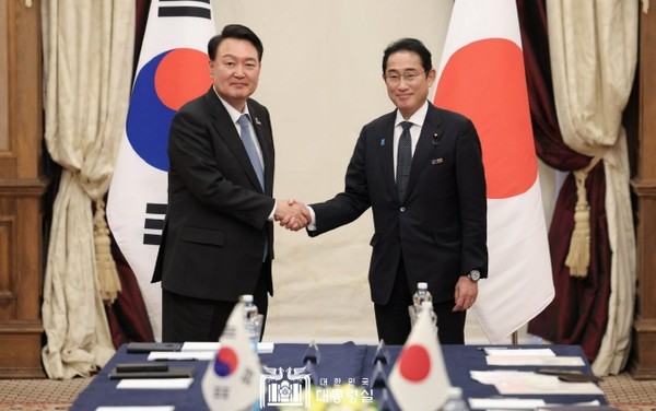 윤석열 대통령이 12일(현지시간) 리투아니아 빌뉴스 한 호텔에서 열린 한일 정상회담에 앞서 기시다 후미오 일본 총리와 악수하고 있다. (사진=대통령실 제공) 2023.07.12.