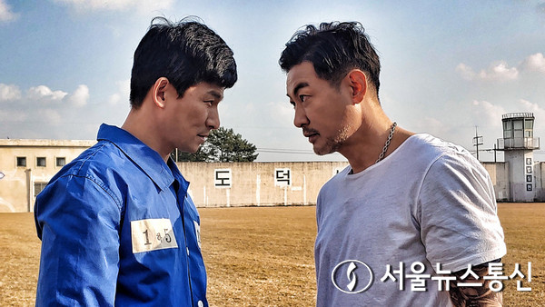 실전무술 택견 고수로 유명한 황인무 배우(왼쪽)와 조직의 우두머리인 김대호 역을 맡은 최민 배우(오른쪽)이다. / 사진 = '아수라장: 범털들의 전쟁' 제공