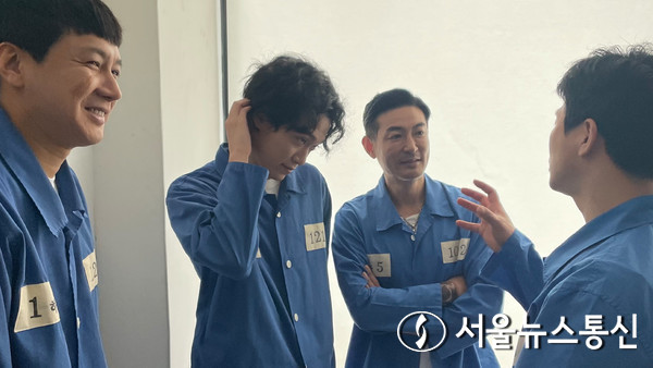 부산대호파 넘버2 이정훈 역에 배우 '김승현', 행동대장 독고진'역에 배우 '백진욱'이 출연하며 더욱 풍성해진 영화를 만날 수 있다. / 사진 = '아수라장: 범털들의 전쟁' 제공