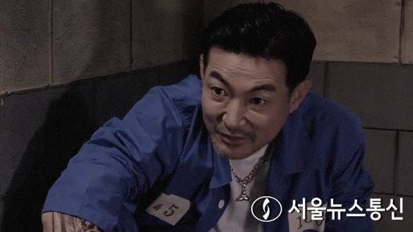 배우 최민은 이 조직의 우두머리인 김대호 역을 맡아 열연을 펼쳤다. / 사진 = '아수라장: 범털들의 전쟁' 제공